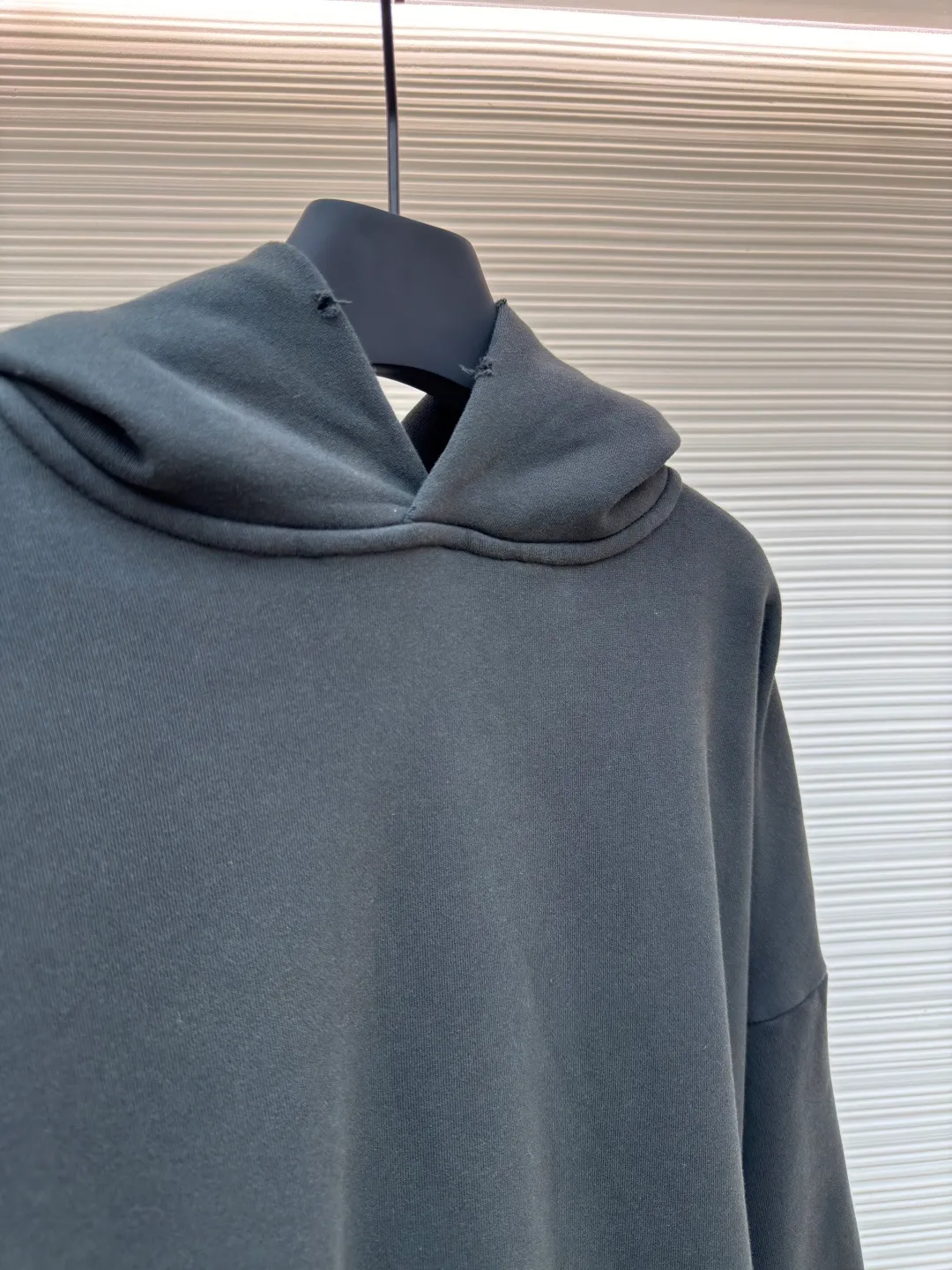 Acne Studios 1996 distressed printed hooded sweatshirt ●Authentic product: purchased and developed by 2179 ●Item number: 1680616-A85 ●Fabric: pure cotton fabric ●Technology: printing production ●Version: loose fit ●Weight: about 980 grams ●Size: S-M-L-XL ●Description: The fabric is made of custom-made pure cotton, washed with distressed and dirty gradient techniques, printed on the back, and the overall wiring is straight and delicate. The fabric is comfortable and soft, with consistent colors and no color difference. It can be matched with the same style to create a fashionable look and control various occasions. Customized accessories, complete with three standards, same style for men and women!